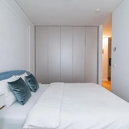 아파트 Stylish With Balcony By Urban Rent